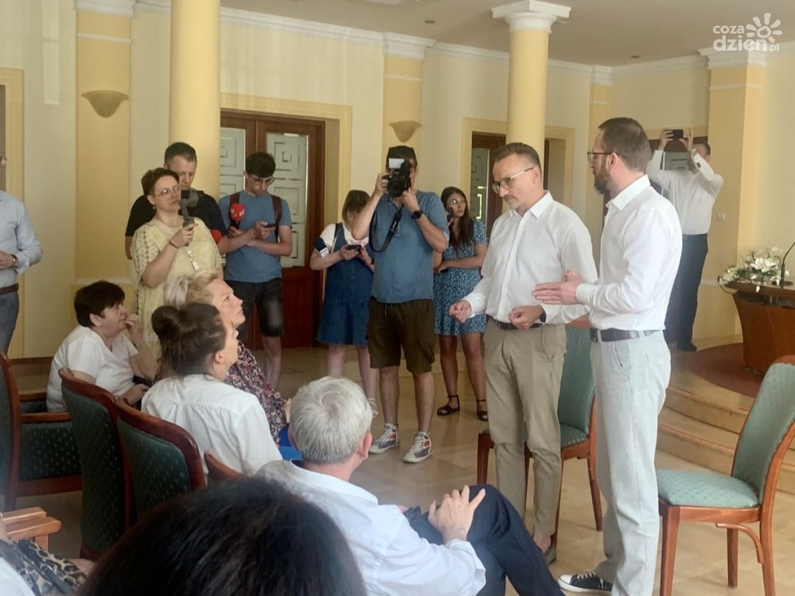 Mieszkańcy Karczówki protestują przeciwko słupom sieci 5G Mieszkańcy Karczówki protestują przeciwko słupom sieci 5G