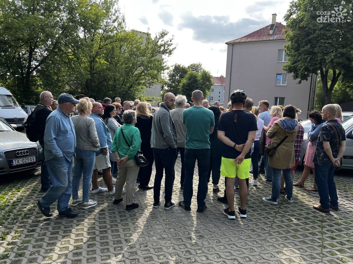Mieszkańcy kontra inwestycja: protest przeciwko likwidacji garaży i miejsc parkingowych Mieszkańcy kontra inwestycja: protest przeciwko likwidacji garaży i miejsc parkingowych