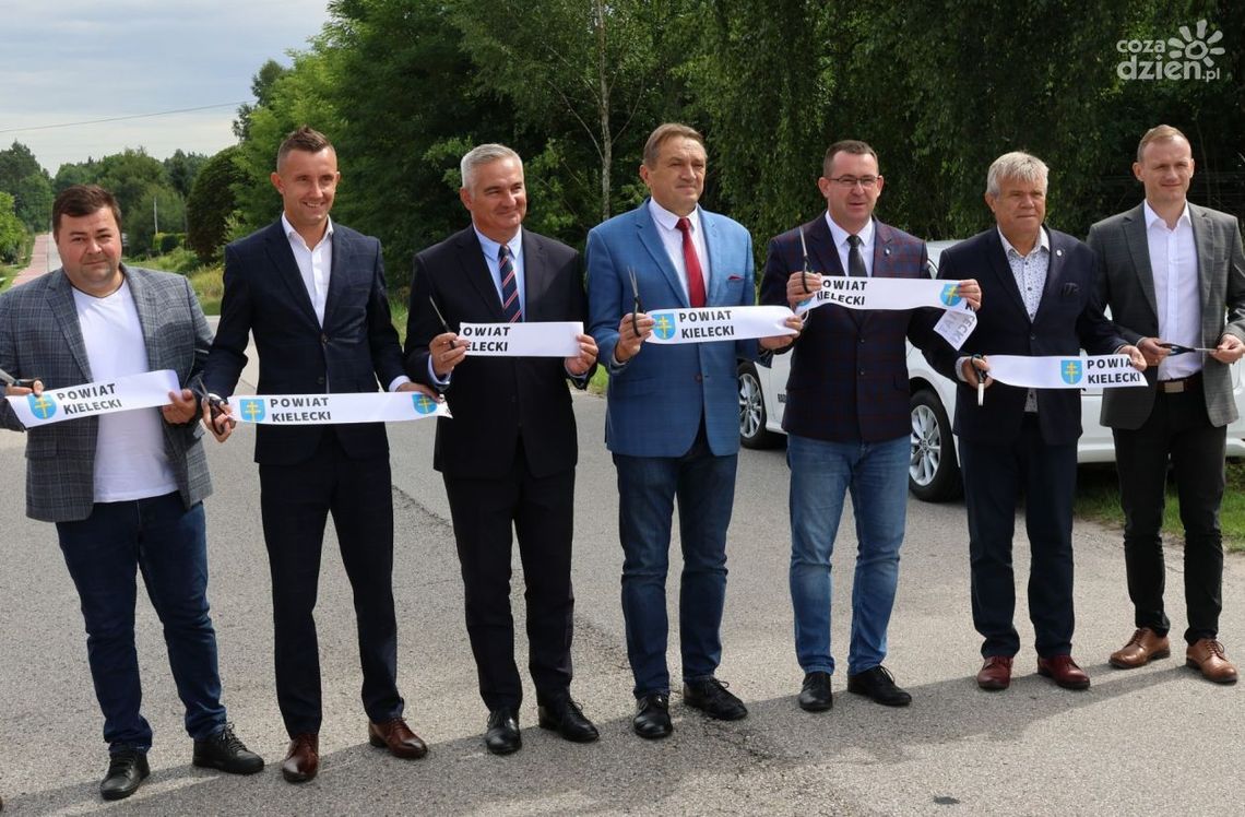 Mieszkańcy Mniowa mogę bezpiecznie spacerować nowym chodnikiem Mieszkańcy Mniowa mogę bezpiecznie spacerować nowym chodnikiem