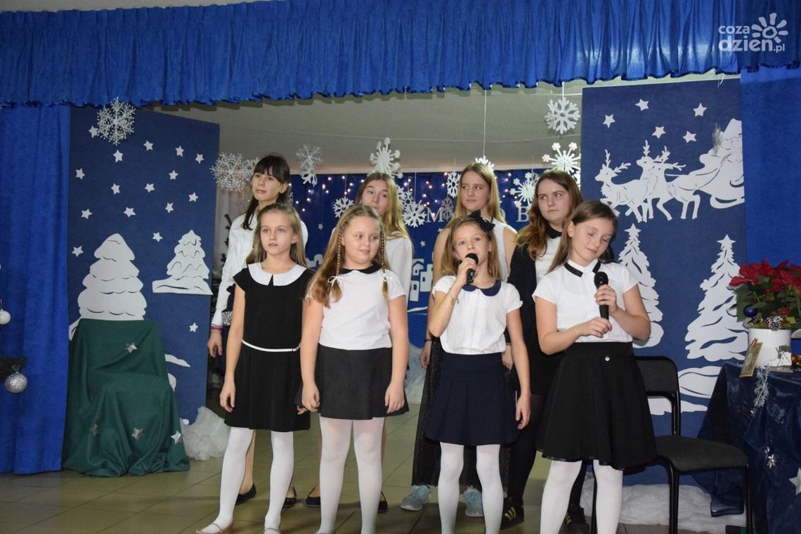 Mieszkańcy os. Gutwin podzielą się opłatkiem i świątecznymi życzeniami Mieszkańcy os. Gutwin podzielą się opłatkiem i świątecznymi życzeniami