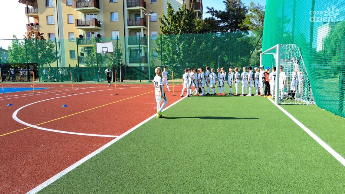 Mieszkańcy ostrowiecka osiedla Rosochy mogą już korzystać z wielofunkcyjnego boiska Mieszkańcy ostrowiecka osiedla Rosochy mogą już korzystać z wielofunkcyjnego boiska