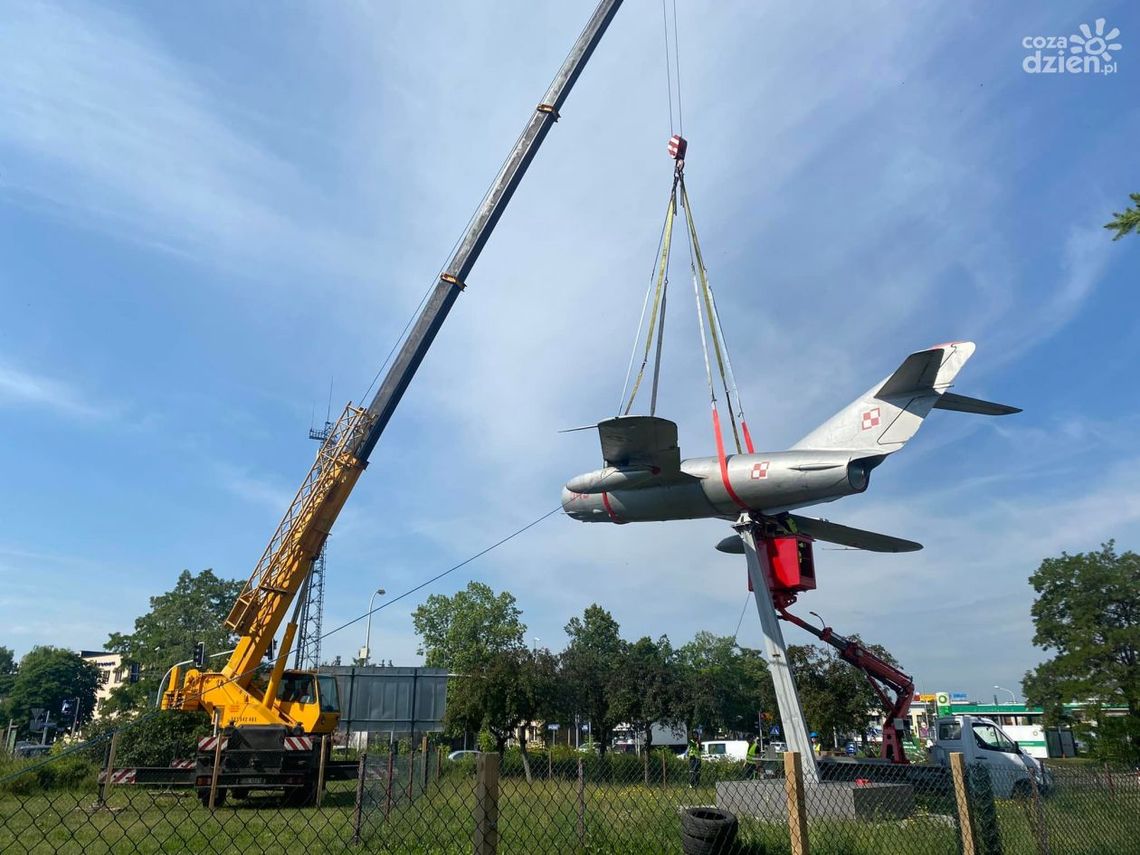 MIG 17 wylądował na ziemi 