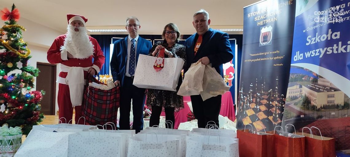 Mikołaj nagrodził najlepszych szachistów z Ostrowca Mikołaj nagrodził najlepszych szachistów z Ostrowca