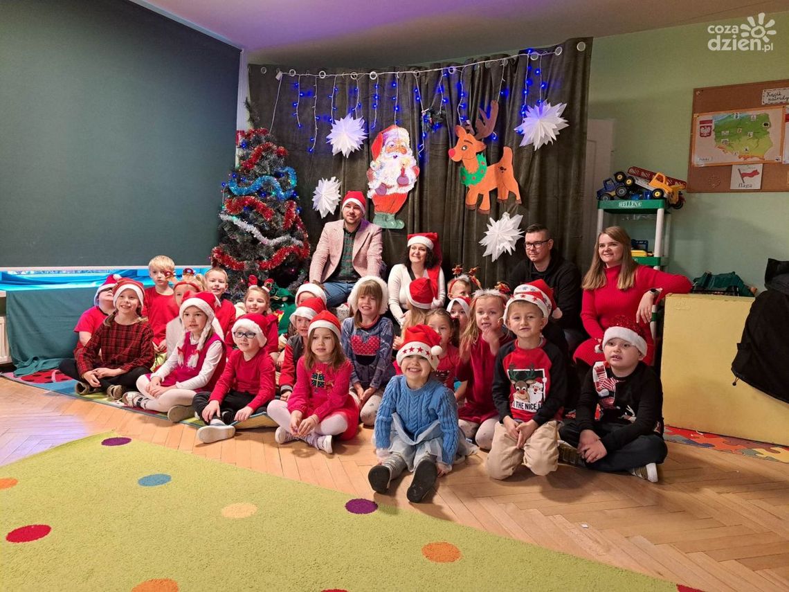 Mikołaj w 11-tce, jego pomocnikami byli członkowie Rady Osiedla "Spółdzielców" Mikołaj w 11-tce, jego pomocnikami byli członkowie Rady Osiedla "Spółdzielców"