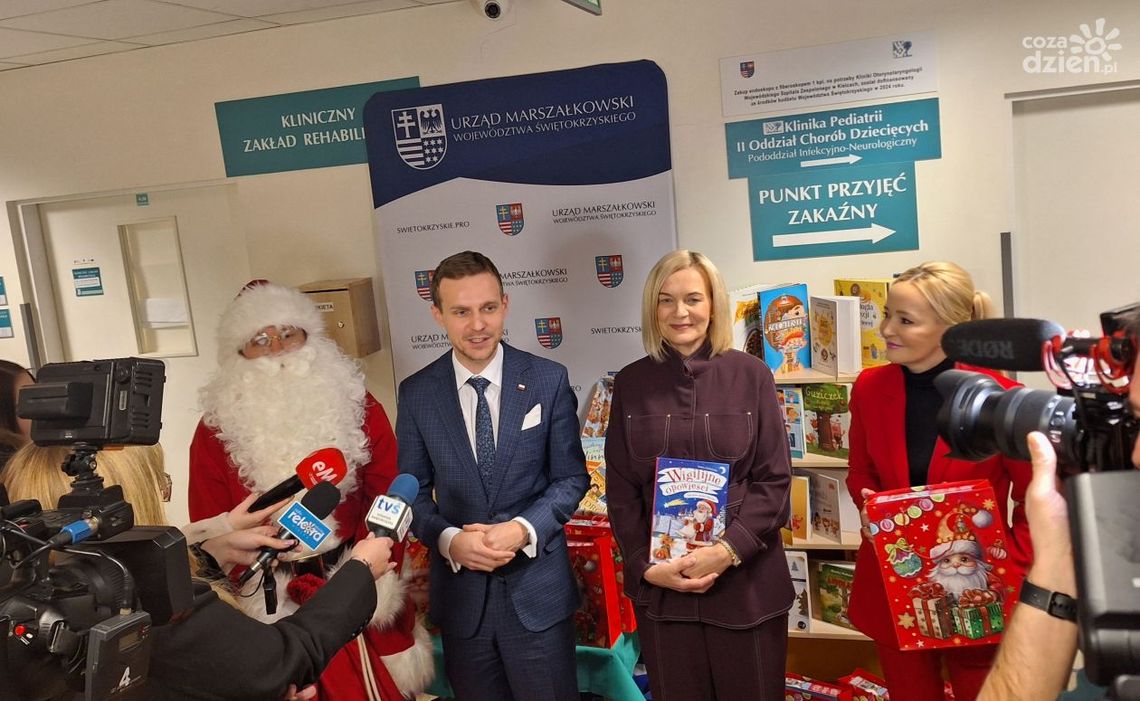 Mikołajkowa wizyta w Świętokrzyskim Centrum Pediatrii. Książki i przytulanki dla najmłodszych pacjentów
Mikołajkowa wizyta w Świętokrzyskim Centrum Pediatrii. Książki i przytulanki dla najmłodszych pacjentów