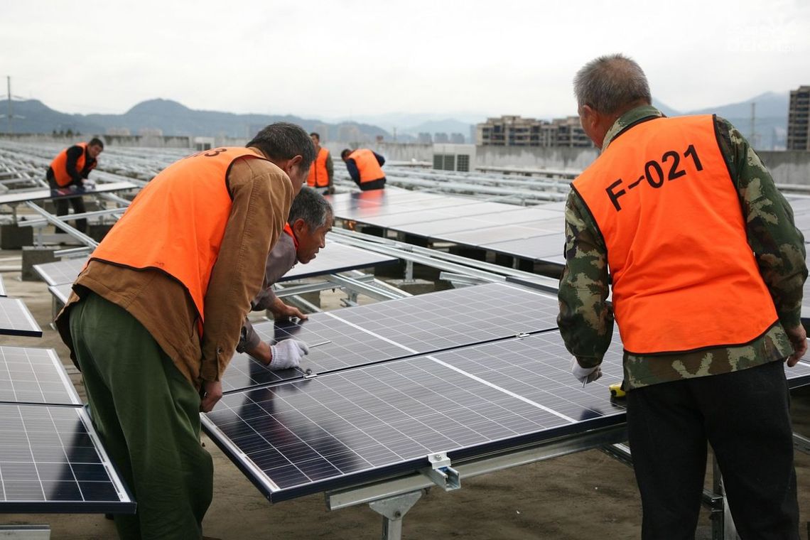 Mikroinstalacje fotowoltaiczne w domach jednorodzinnych: jakie są wymagania techniczne? Mikroinstalacje fotowoltaiczne w domach jednorodzinnych: jakie są wymagania techniczne?