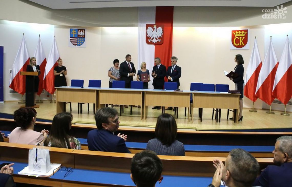 Miliony dla dzieci w pieczy zastępczej - pieniądze trafią do 14 powiatów Miliony dla dzieci w pieczy zastępczej - pieniądze trafią do 14 powiatów