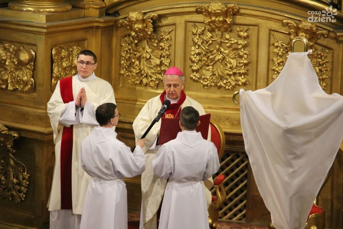 Milkną dzwony i organy. W Kościele rozpoczyna się Triduum Paschalne Milkną dzwony i organy. W Kościele rozpoczyna się Triduum Paschalne