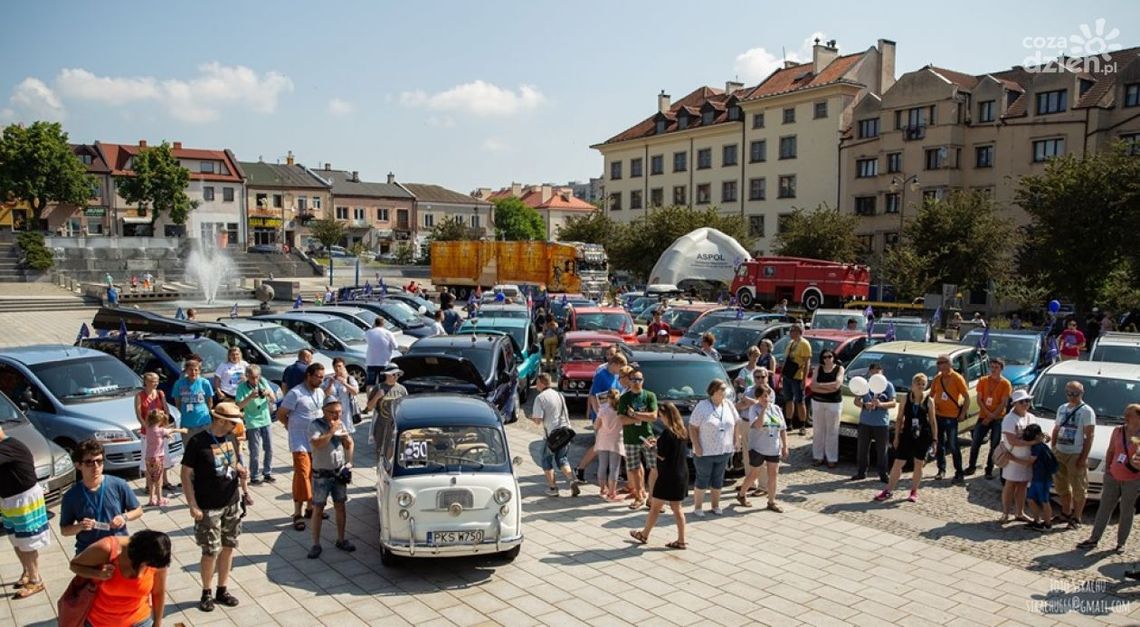 Miłośnicy fiata multipla opanowali ostrowiecki Rynek Miłośnicy fiata multipla opanowali ostrowiecki Rynek