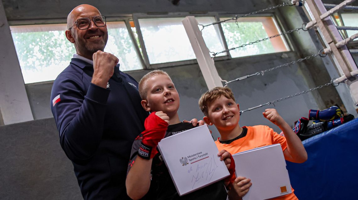 Minister sportu w Świętokrzyskiem. Nowe boiska, akademia Korony i spotkanie z młodymi sportowcami