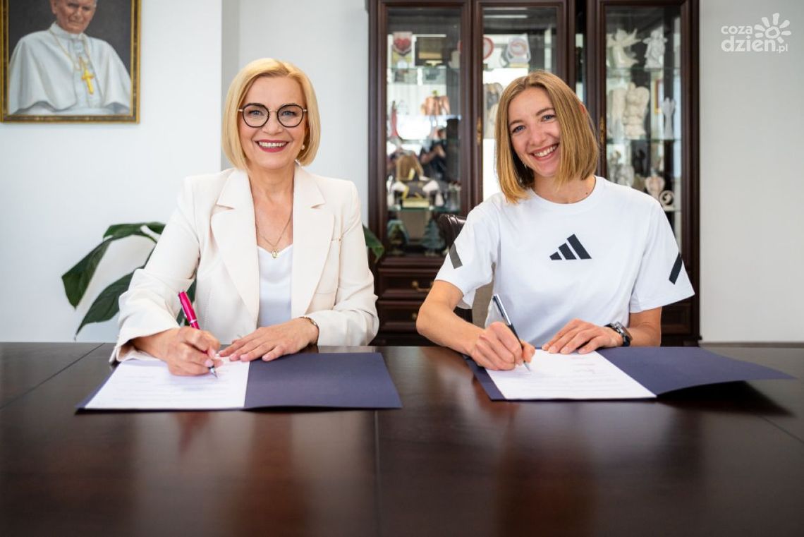 Mistrzyni bieżni będzie promować Świętokrzyskie! Sabina Jarząbek ambasadorką naszego regionu Mistrzyni bieżni będzie promować Świętokrzyskie! Sabina Jarząbek ambasadorką naszego regionu