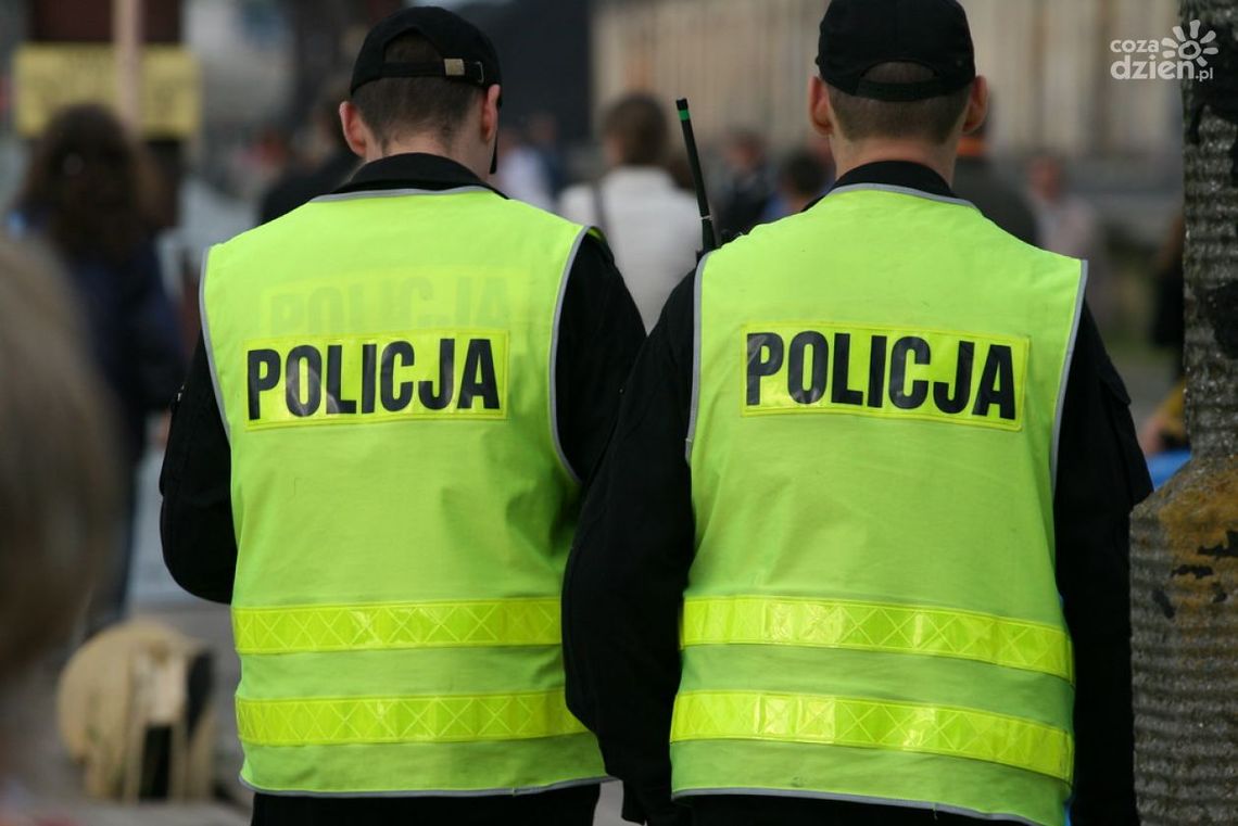 Młoda kobieta z dużą listą zarzutów Młoda kobieta z dużą listą zarzutów