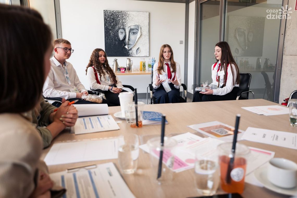 Młodzi "biznesmeni" z ostrowieckiego "ekonomika" na Giełdzie Papierów Wartościowych Młodzi "biznesmeni" z ostrowieckiego "ekonomika" na Giełdzie Papierów Wartościowych