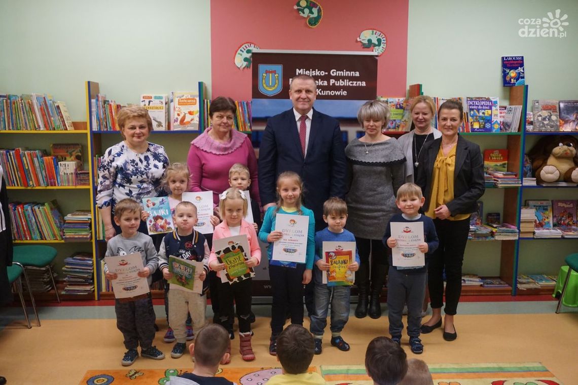 Młodzi czytelnicy nagrodzeni Młodzi czytelnicy nagrodzeni