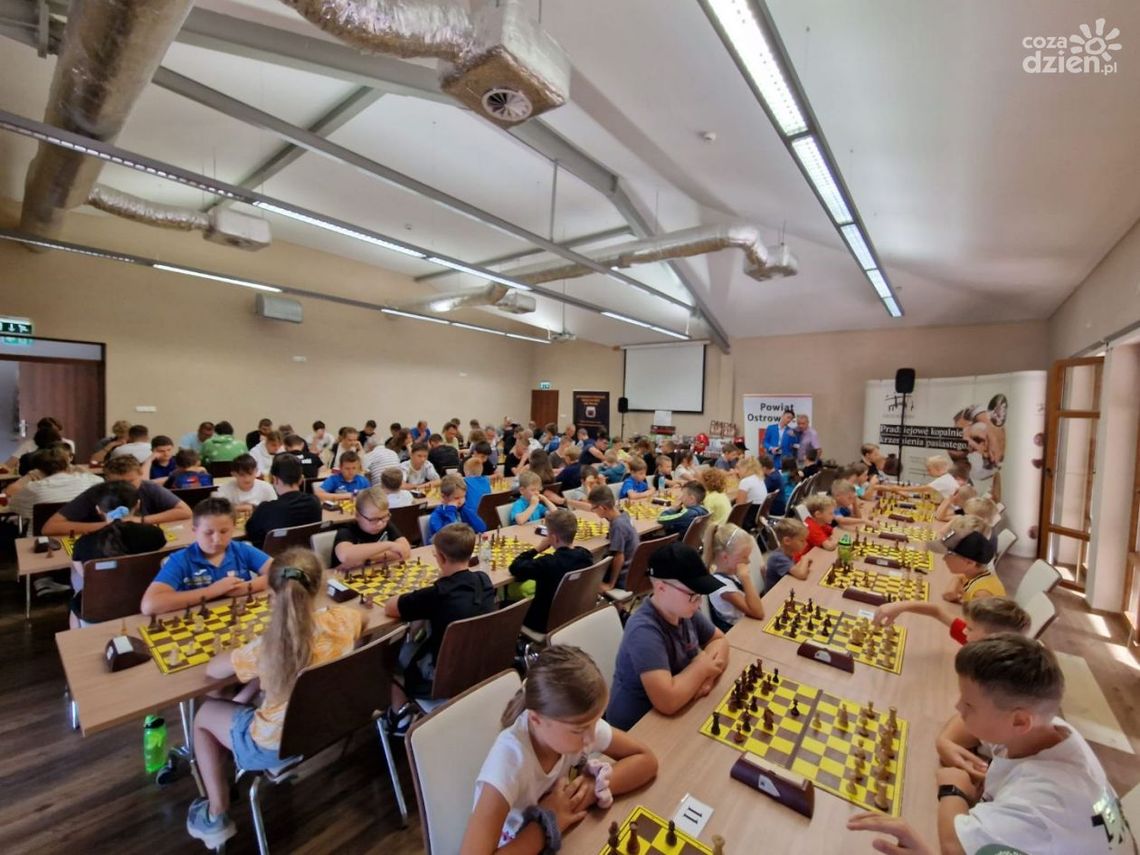 Młodzi  mistrzowie szachów w akcji 