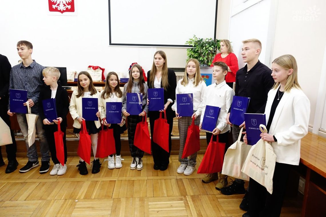 Młodzi sportowcy z Buska-Zdroju nagrodzeni przez starostę Młodzi sportowcy z Buska-Zdroju nagrodzeni przez starostę