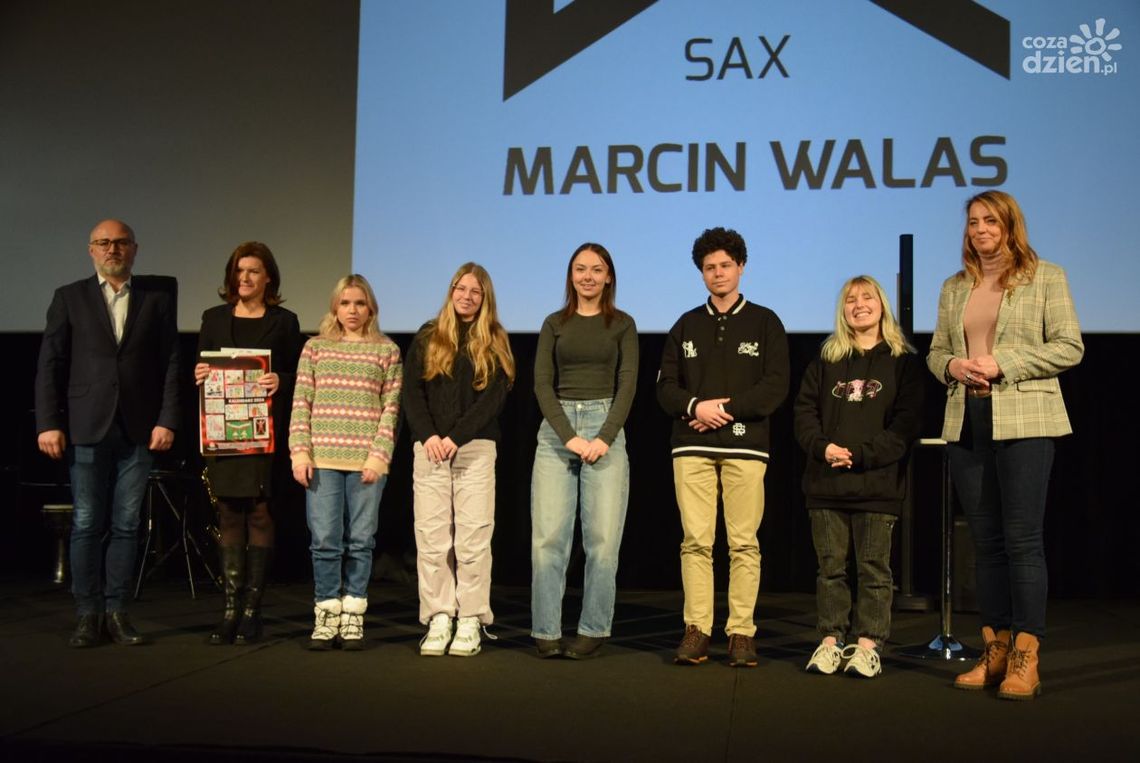 Młodzi wolontariusze z Ostrowca wyróżnieni przez władze powiatu Młodzi wolontariusze z Ostrowca wyróżnieni przez władze powiatu