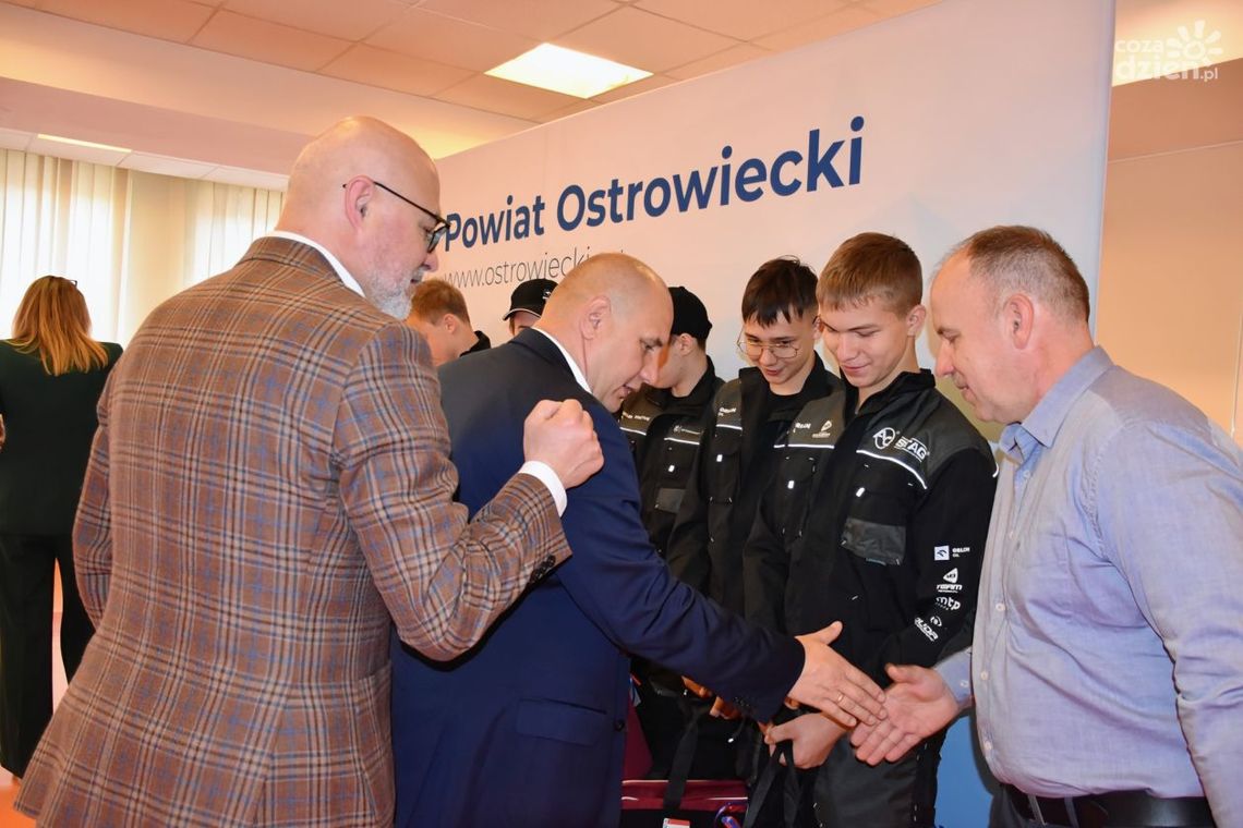 Młodzi, zdolni  mechanicy z ostrowieckiej szkoły  