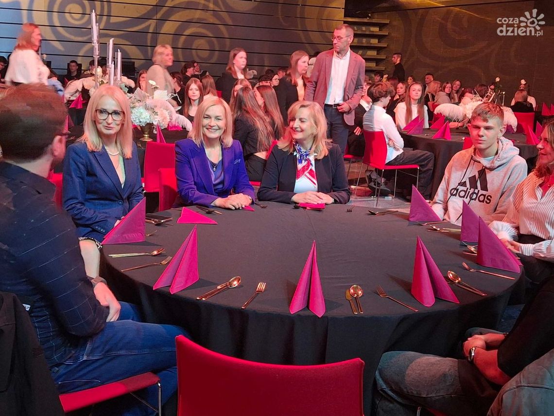 Młodzież, biznes i nowoczesne technologie spotkały się w Targach Kielce podczas IV Świętokrzyskiego Forum Edukacji Ustawicznej Młodzież, biznes i nowoczesne technologie spotkały się w Targach Kielce podczas IV Świętokrzyskiego Forum Edukacji Ustawicznej