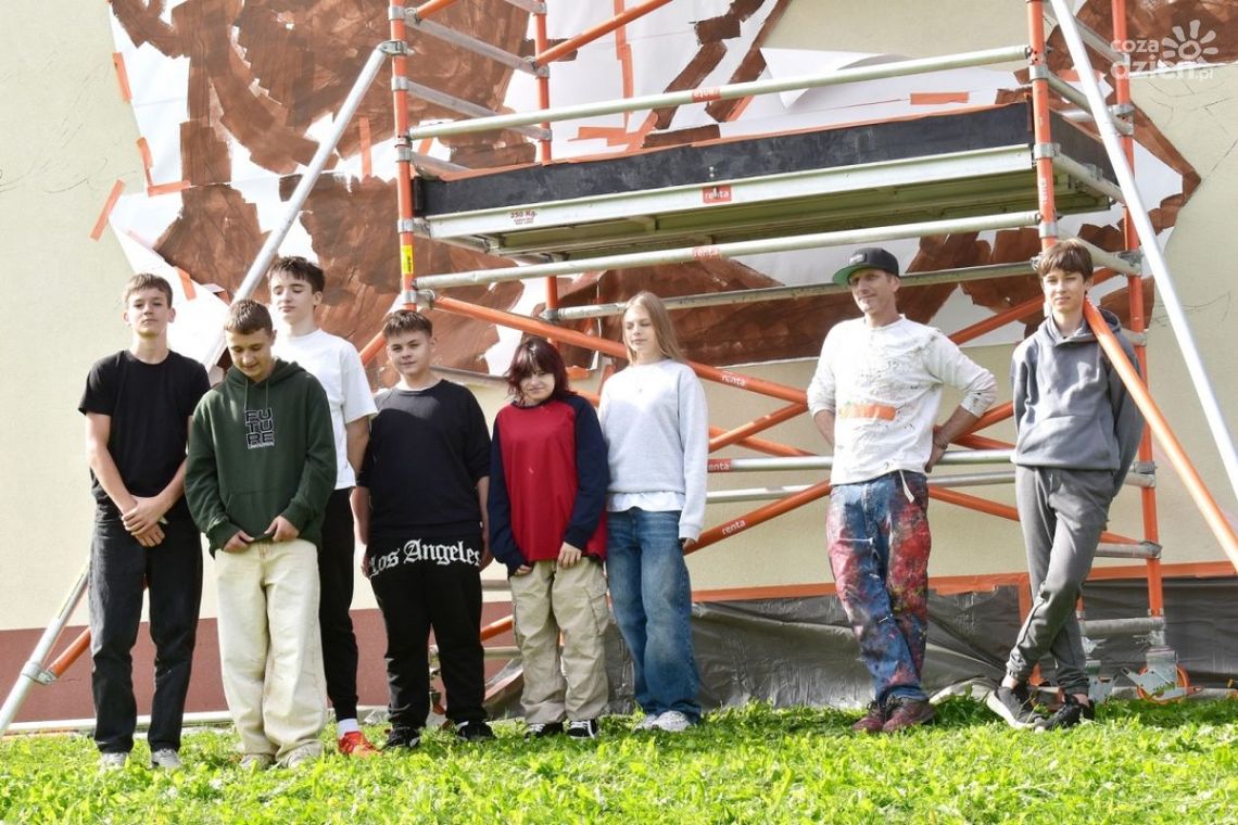 Młodzież maluje mural Stefana Żeromskiego Młodzież maluje mural Stefana Żeromskiego