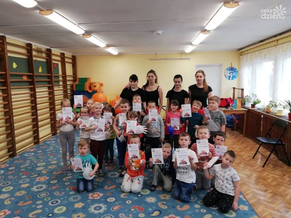 Młodzież ze "Skłodowskiej" uczy ratować życie Młodzież ze "Skłodowskiej" uczy ratować życie