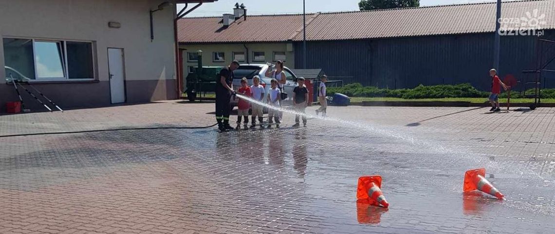 Młodzieżowa drużyna pożarnicza na szkoleniach u zawodowców
