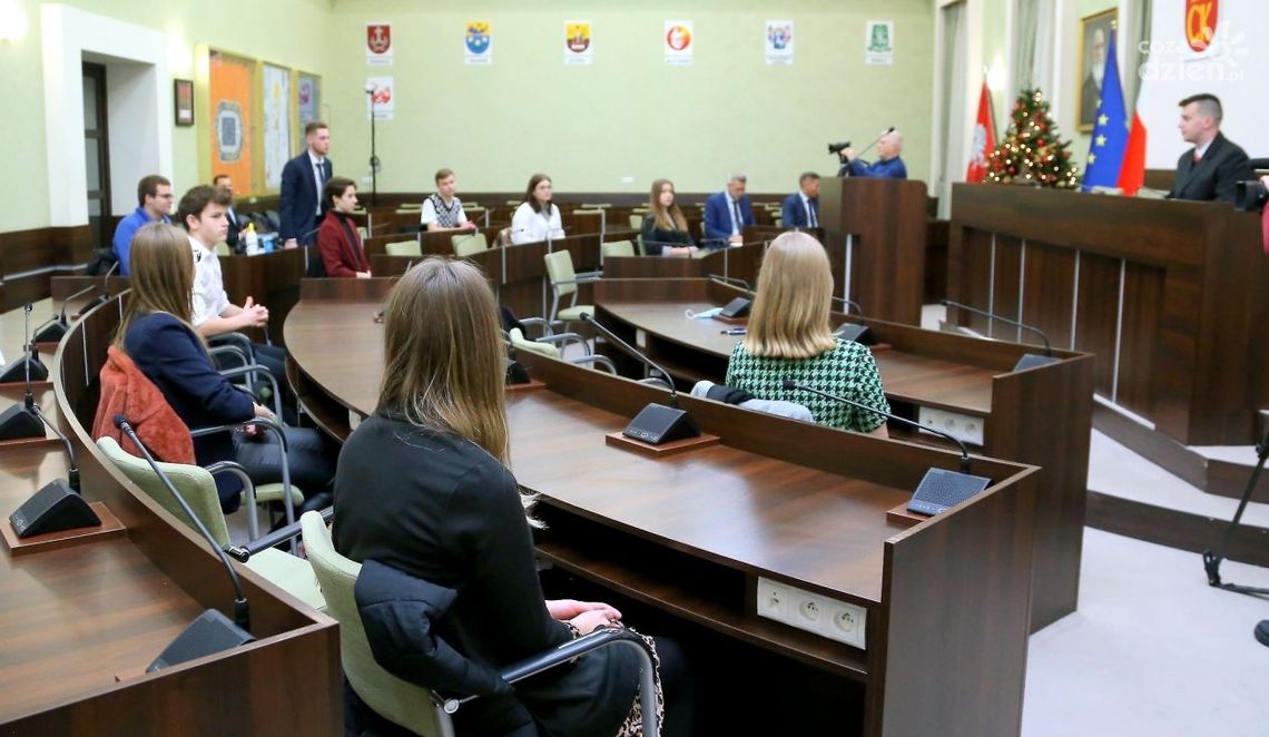 Młodzieżowa Rada Miasta Kielce nie zgadza się na podręcznik do Historii i Teraźniejszości autorstwa prof. Wojciecha Roszkowskiego Młodzieżowa Rada Miasta Kielce nie zgadza się na podręcznik do Historii i Teraźniejszości autorstwa prof. Wojciecha Roszkowskiego