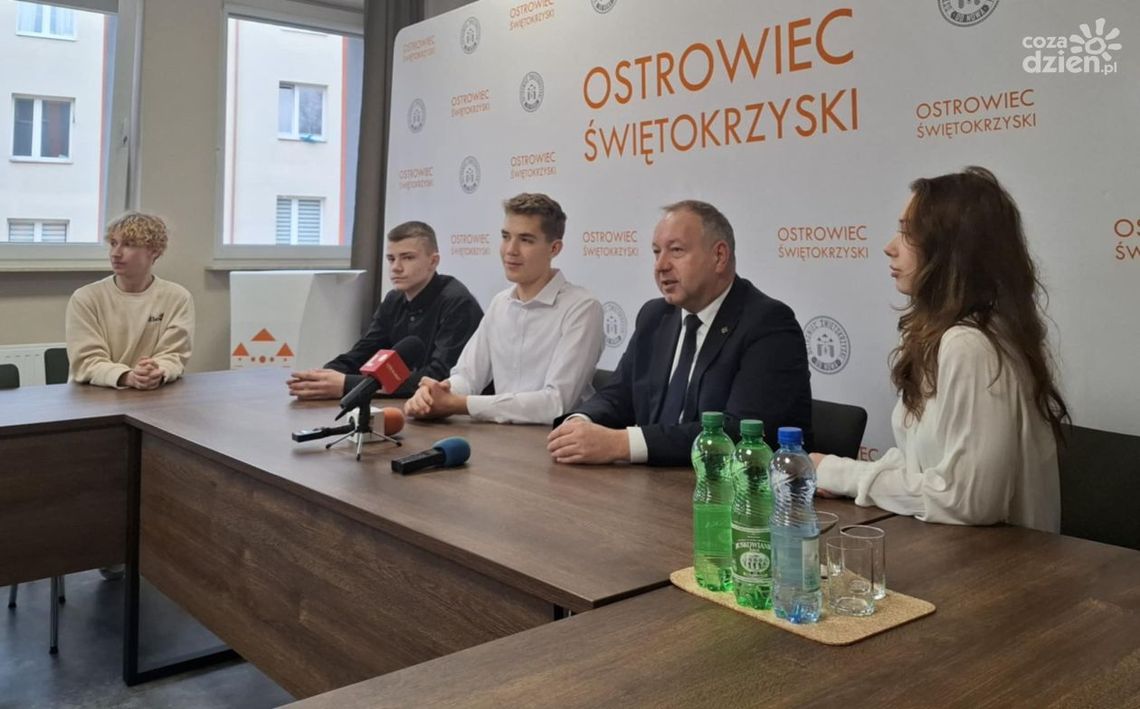 Młodzieżowa Rada Miasta Ostrowca Św. na półmetku Młodzieżowa Rada Miasta Ostrowca Św. na półmetku