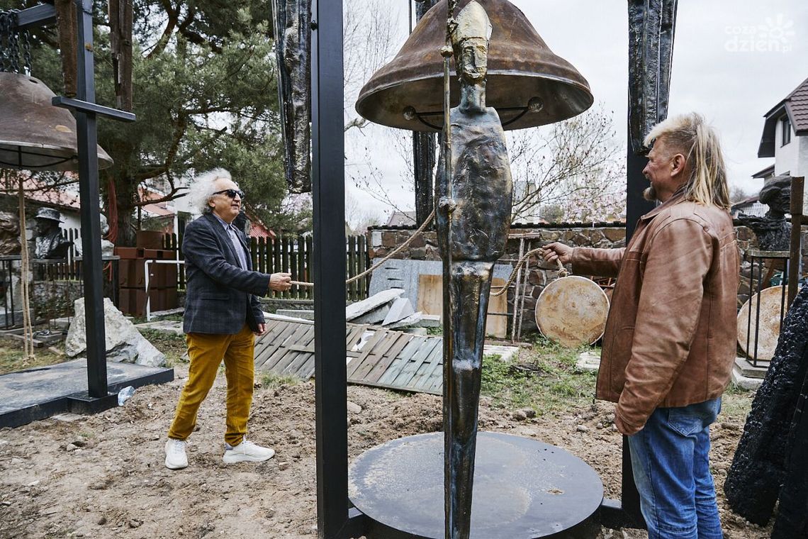 Monumentalne dzwony i magia dźwięku. Wernisaż Sławomira Micka w Targach Kielce