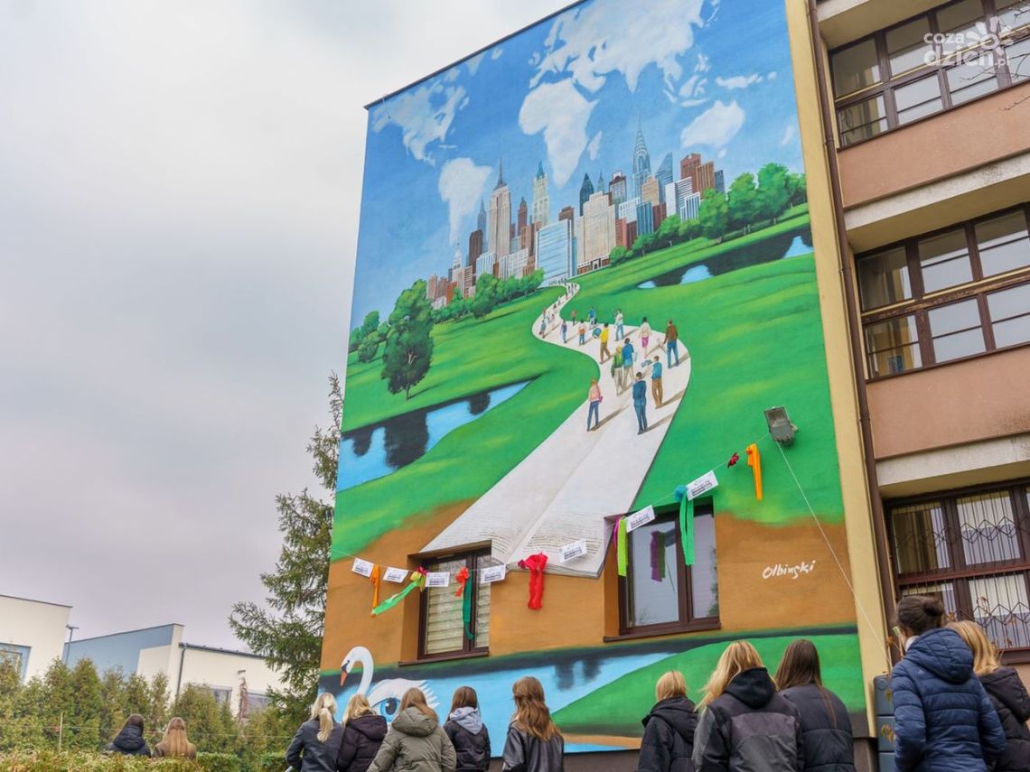 Mural Rafała Olbińskiego - Symbol wiedzy i ekologii na 300-lecie "Żeromskiego" Mural Rafała Olbińskiego - Symbol wiedzy i ekologii na 300-lecie "Żeromskiego"