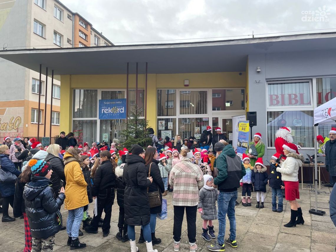 Na Czarnowie mieszkańcy i dzieci wspólnie ubierali choinkę Na Czarnowie mieszkańcy i dzieci wspólnie ubierali choinkę