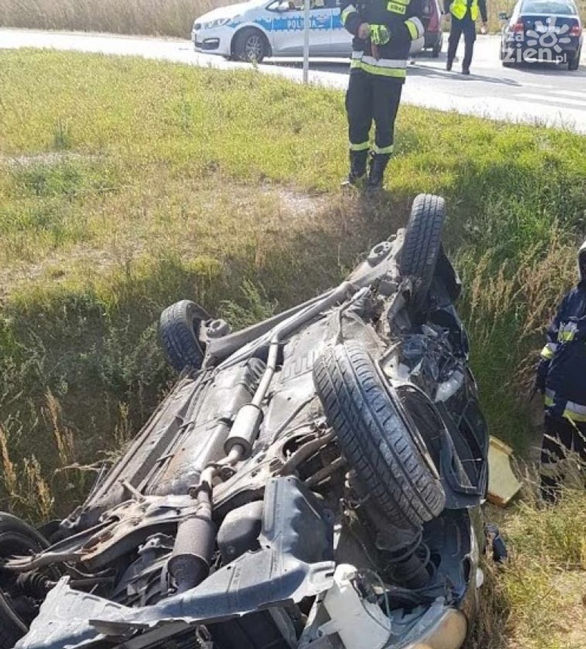 Na obwodnicy Ćmielowa osobówka zderzyła się z busem Na obwodnicy Ćmielowa osobówka zderzyła się z busem