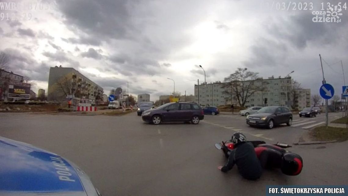 Na oczach policjantów przewrócił się na skrzyżowaniu. Był pijany
