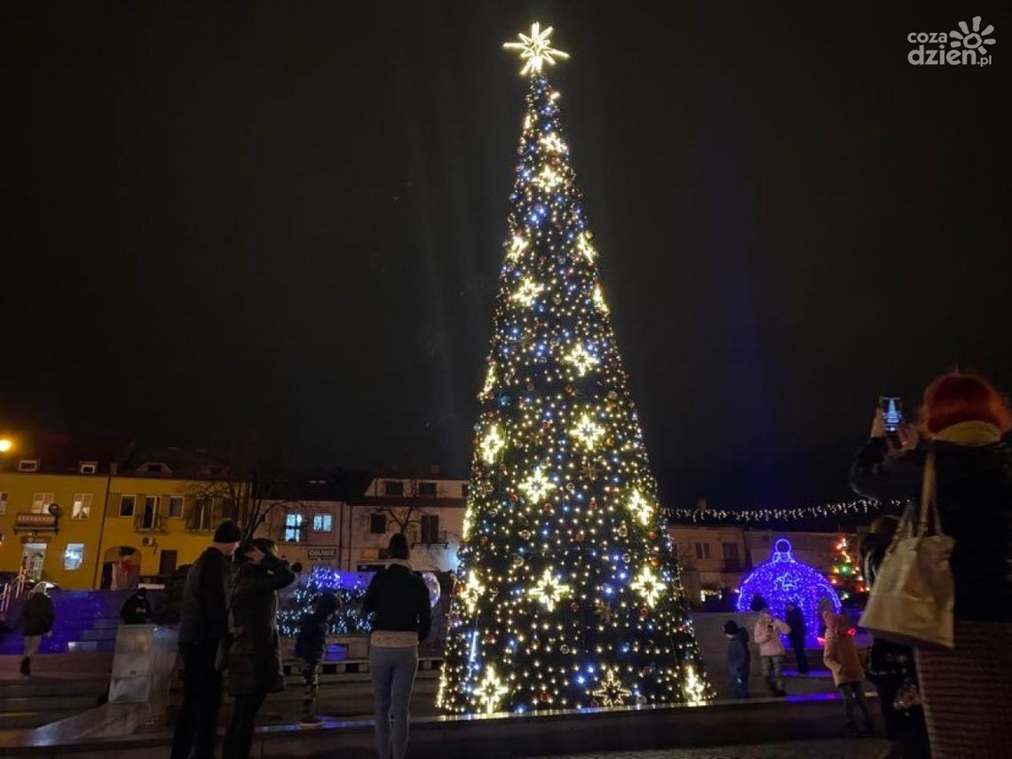 Na ostrowieckim Rynku rozbłysła choinka Na ostrowieckim Rynku rozbłysła choinka