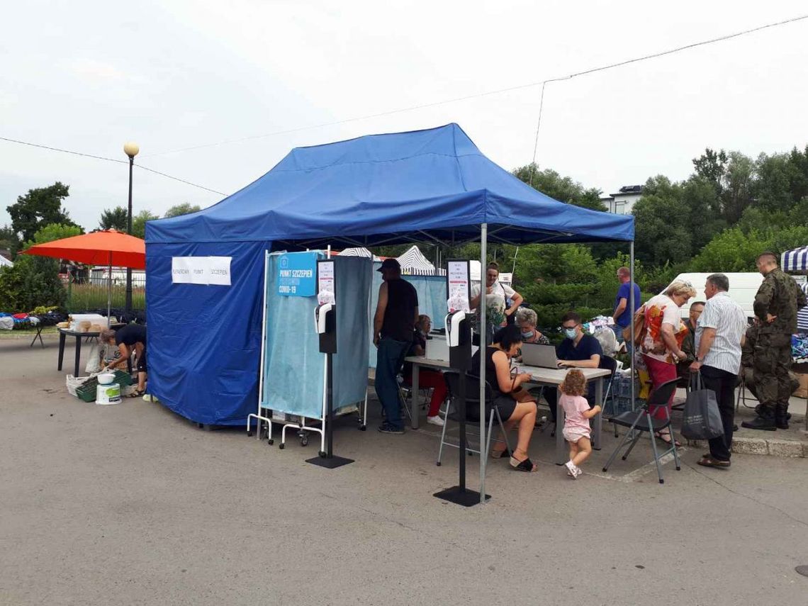 Na ostrowieckim targowisku ruszył plenerowy punkt szczepień Na ostrowieckim targowisku ruszył plenerowy punkt szczepień