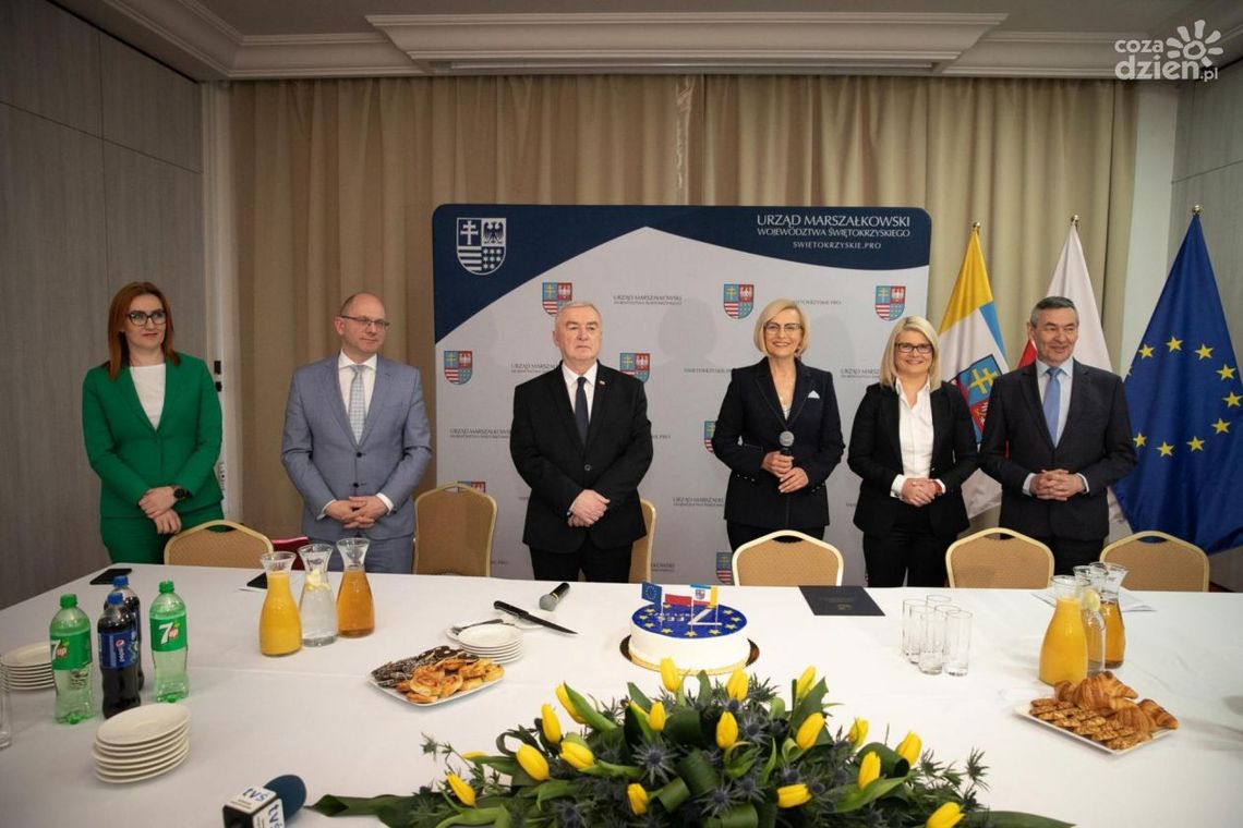 Na początek szkoły zawodowe i przedszkola – ruszają pierwsze konkursy z wartego blisko 7 mld programu Fundusze Europejskie dla Świętokrzyskiego 2021-2027 Na początek szkoły zawodowe i przedszkola – ruszają pierwsze konkursy z wartego blisko 7 mld programu Fundusze Europejskie dla Świętokrzyskiego 2021-2027