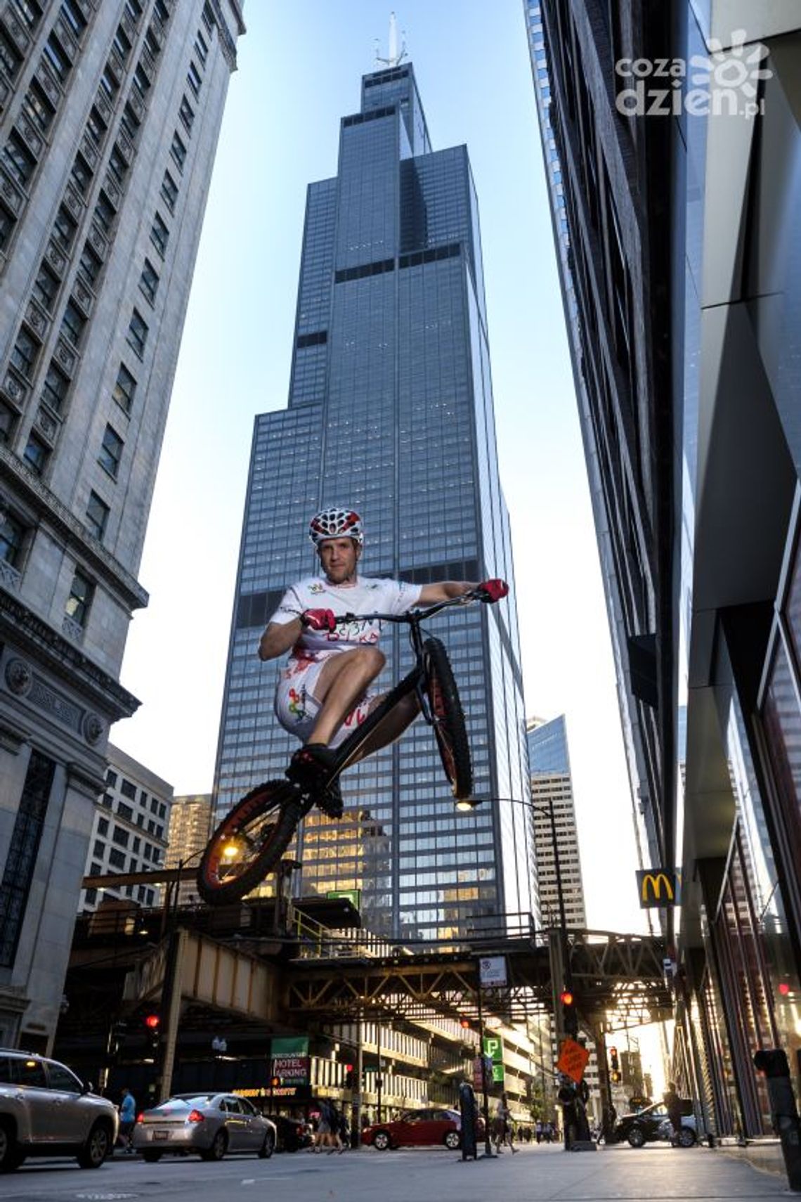 Na rowerze zdobywa najwyższe budynki świata. Do Kielc przyjeżdża ze specjalnym pokazem Na rowerze zdobywa najwyższe budynki świata. Do Kielc przyjeżdża ze specjalnym pokazem
