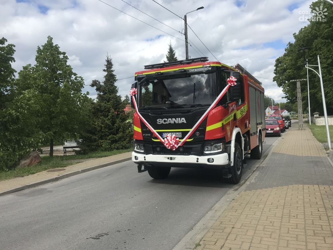 Na stulecie OSP Bodzechów otrzymała nowy wóz bojowy Na stulecie OSP Bodzechów otrzymała nowy wóz bojowy