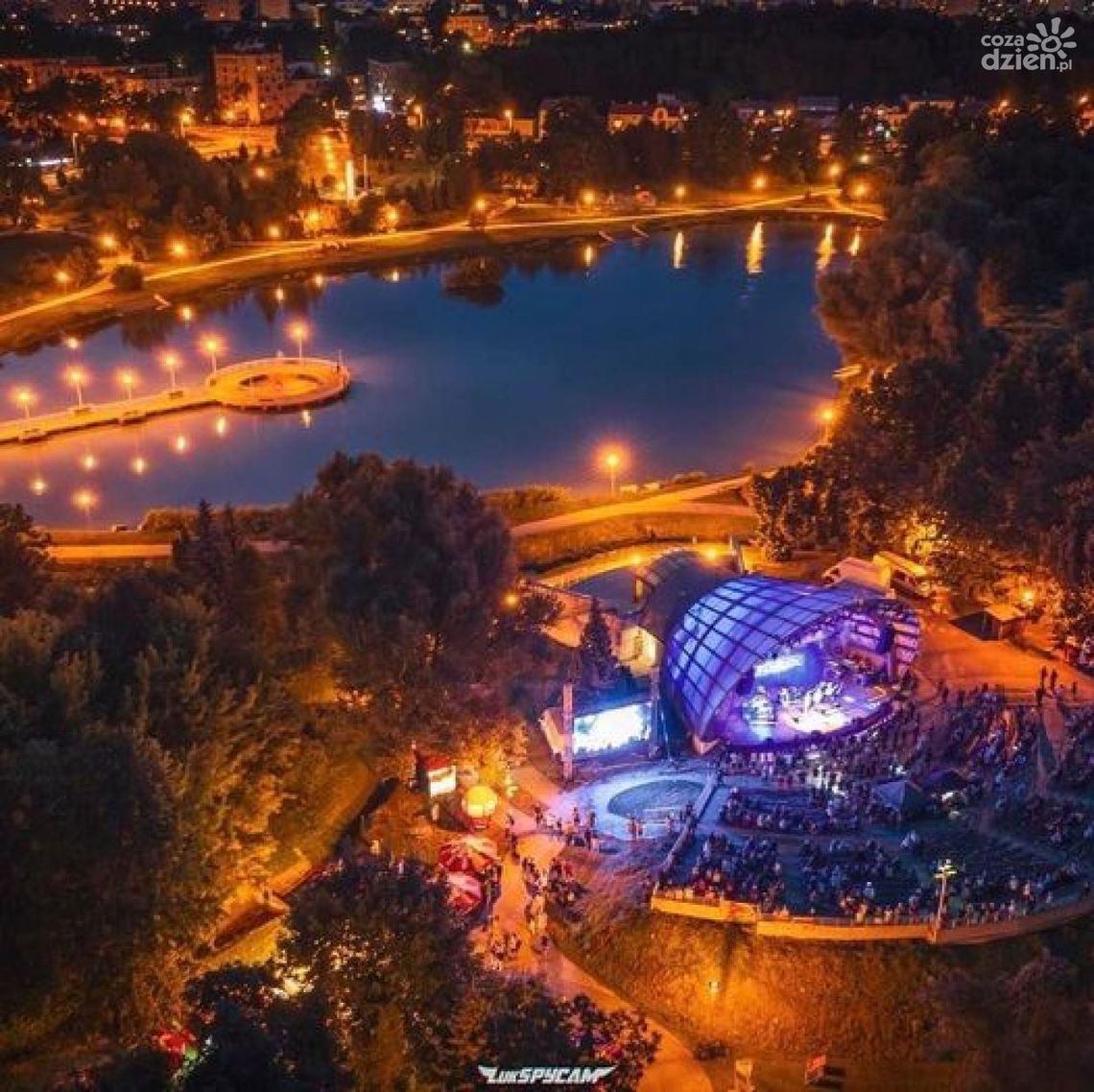 Nad ostrowieckim amfiteatrem powstaje zadaszenie Nad ostrowieckim amfiteatrem powstaje zadaszenie