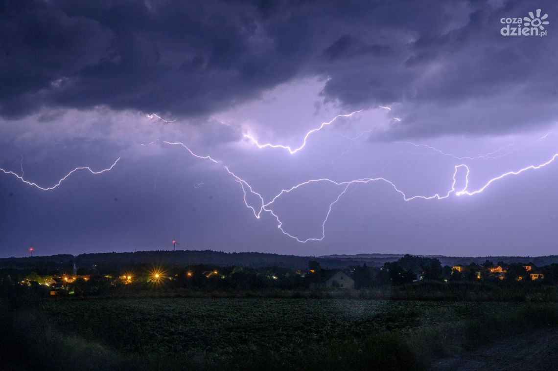 Nad świętokrzyskie nadciągają burze. Możliwy grad, ulewy i trąby powietrzne.