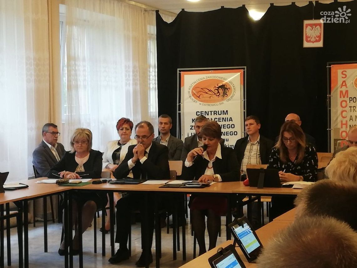 Nadzwyczajna sesja Rady Powiatu Ostrowieckiego Nadzwyczajna sesja Rady Powiatu Ostrowieckiego