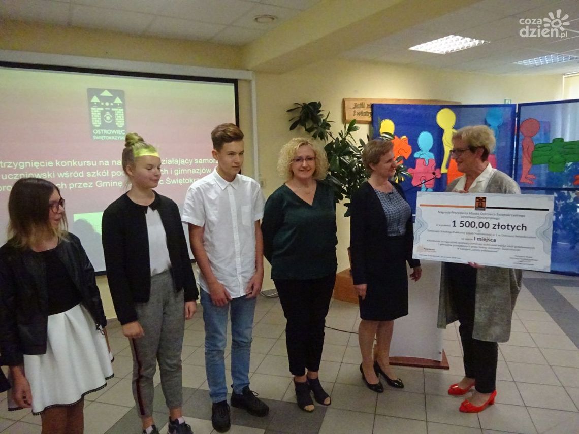 Nagrody dla młodych samorządnych ze szkół w Ostrowcu Nagrody dla młodych samorządnych ze szkół w Ostrowcu