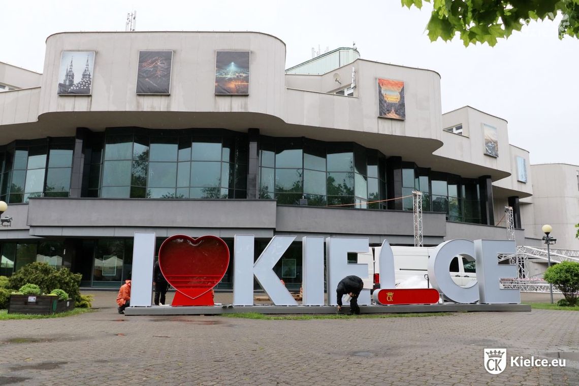 Napis „I ❤ Kielce” stanął przy KCK. Wkrótce oficjalne odsłonięcie Napis „I ❤ Kielce” stanął przy KCK. Wkrótce oficjalne odsłonięcie