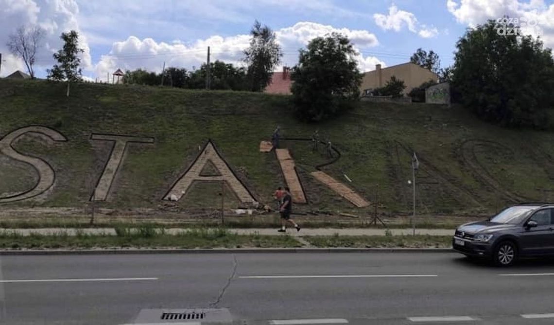 Napis "Starachowice" powstaje na skarpie wzdłuż ul. Wyszyńskiego
Napis "Starachowice" powstaje na skarpie wzdłuż ul. Wyszyńskiego