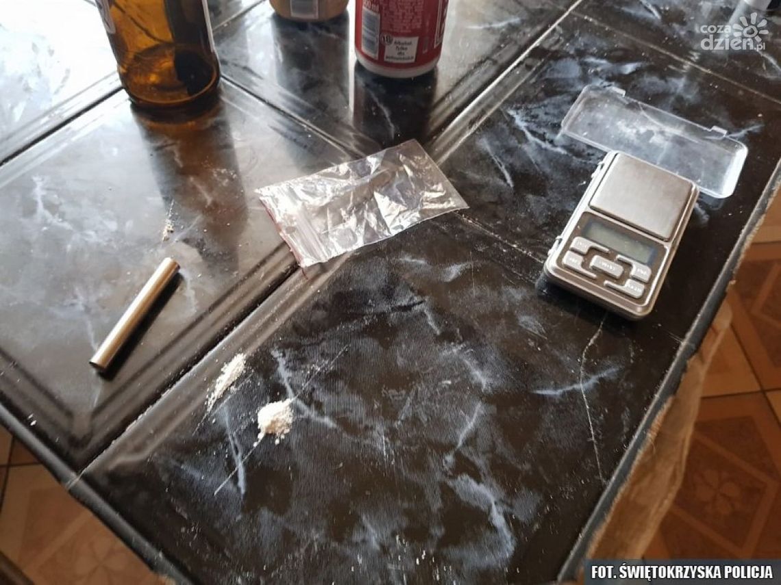 Narkotyki w mercedesie i mieszkaniu 27-latka