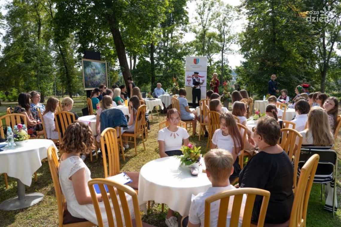 Narodowe Czytanie w Parku Dworskim w Morawicy Narodowe Czytanie w Parku Dworskim w Morawicy