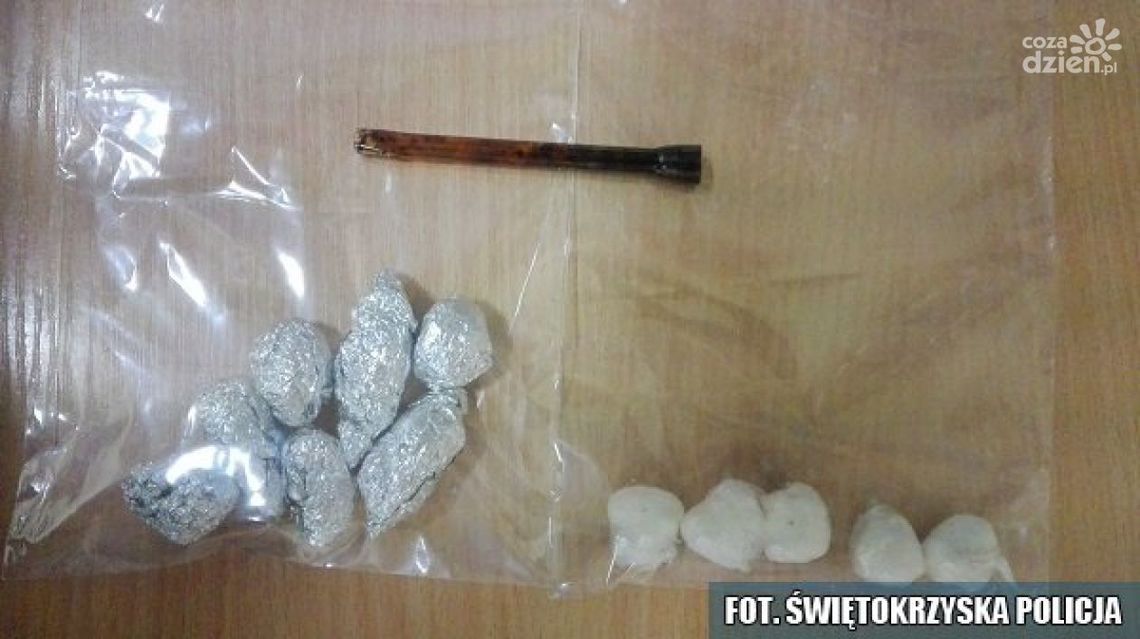 Nastolatkowie z narkotykami Nastolatkowie z narkotykami