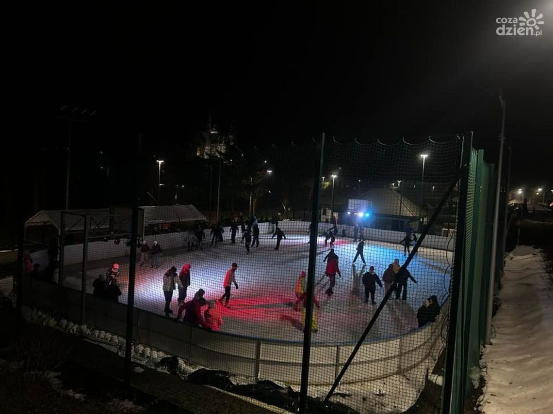 Nauka jazdy na łyżwach podczas ferii zimowych w Opatowie Nauka jazdy na łyżwach podczas ferii zimowych w Opatowie