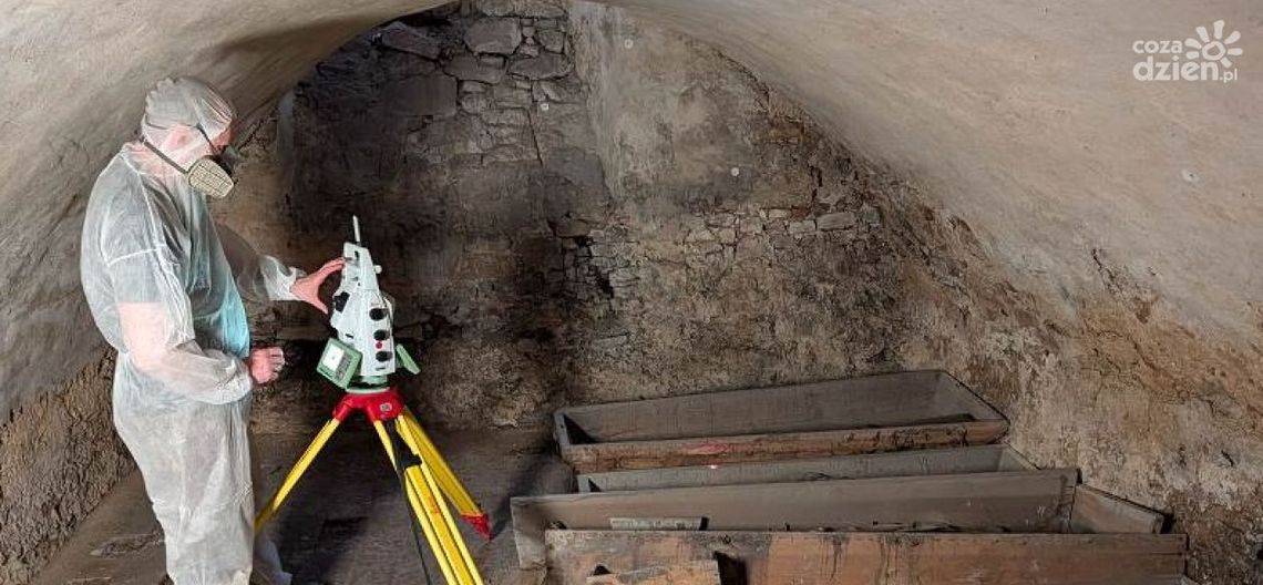 Naukowcy UW dokumentują kryptę Fotygów w Chęcinach Naukowcy UW dokumentują kryptę Fotygów w Chęcinach