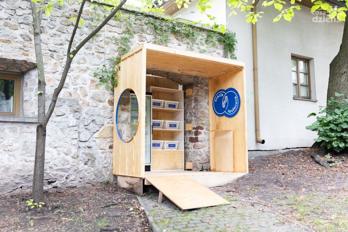 Nie chcesz zmarnować jedzenia? Wrzuć do społecznej lodówki! Nie chcesz zmarnować jedzenia? Wrzuć do społecznej lodówki!